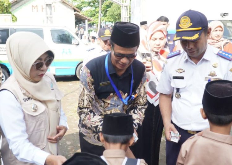Peduli Stunting, Bupati Pandeglang Bagikan Susu Kepada Ratusan Siswa di Sobang