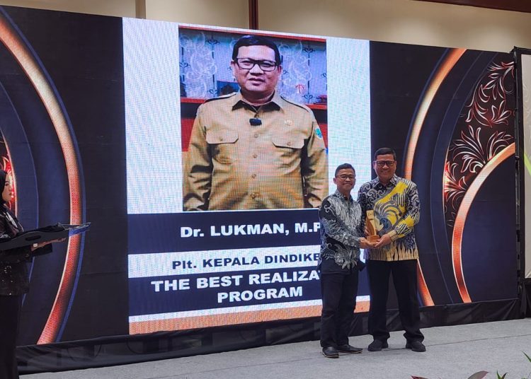 Kepala Dindikbud Banten Raih Penghargaan Program Sekolah Gratis