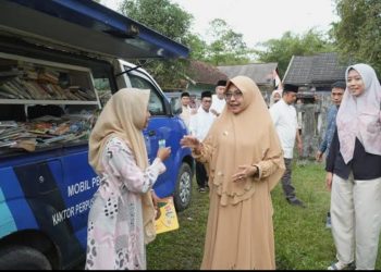 pemkab.pandeglang – Tinjau Perpustakaan Keliling, Dewi Ajak Warga Tingkatkan Gemar Membaca