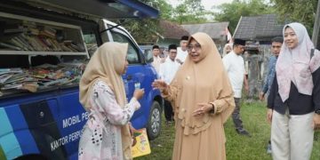 pemkab.pandeglang – Tinjau Perpustakaan Keliling, Dewi Ajak Warga Tingkatkan Gemar Membaca