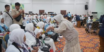 Total Jemaah Haji Asal Pandeglang Capai 952, Dilepas Bupati Dewi Tangis Keluarga Pecah!