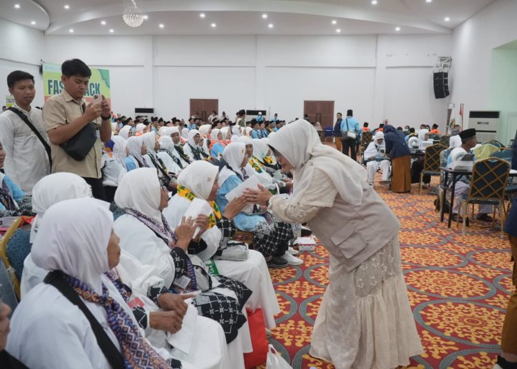 Total Jemaah Haji Asal Pandeglang Capai 952, Dilepas Bupati Dewi Tangis Keluarga Pecah!